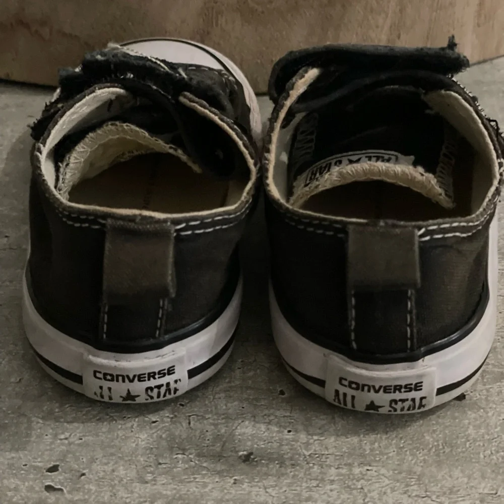 Chuck Taylor® 2V Ox (Infant/Toddler) Velcro size 5